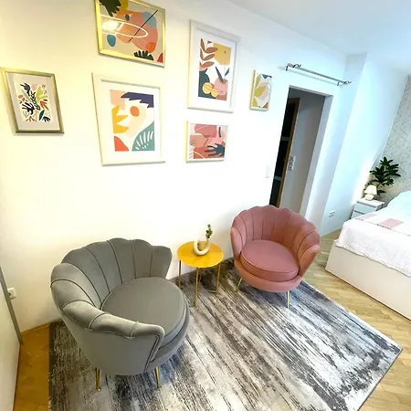 Apartment Topel Dom V Srediscu Mesta 2 *