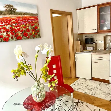 Topel Dom V Srediscu Mesta 2 Apartament *