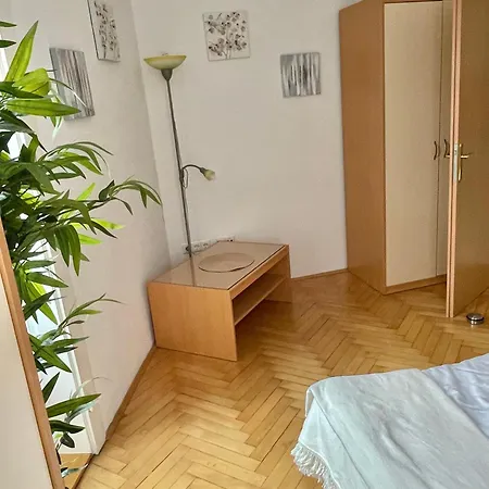 Topel Dom V Srediscu Mesta 2 Apartament *